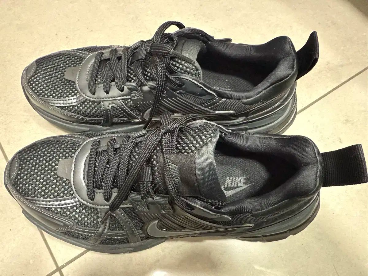 W NIKE V2K RUN ブラック アンスラサイト スニーカー 235サイズ 1度着用