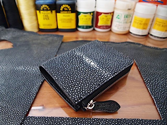 受注製作 スティングレイで作るL字型のショート財布 大きく開くコインケース
