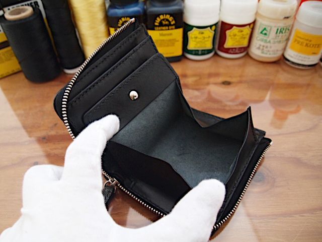 大きく開くコインケース