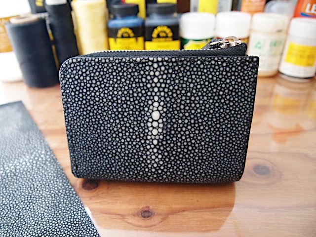 受注製作 スティングレイで作るL字型のショート財布 大きく開くコインケース