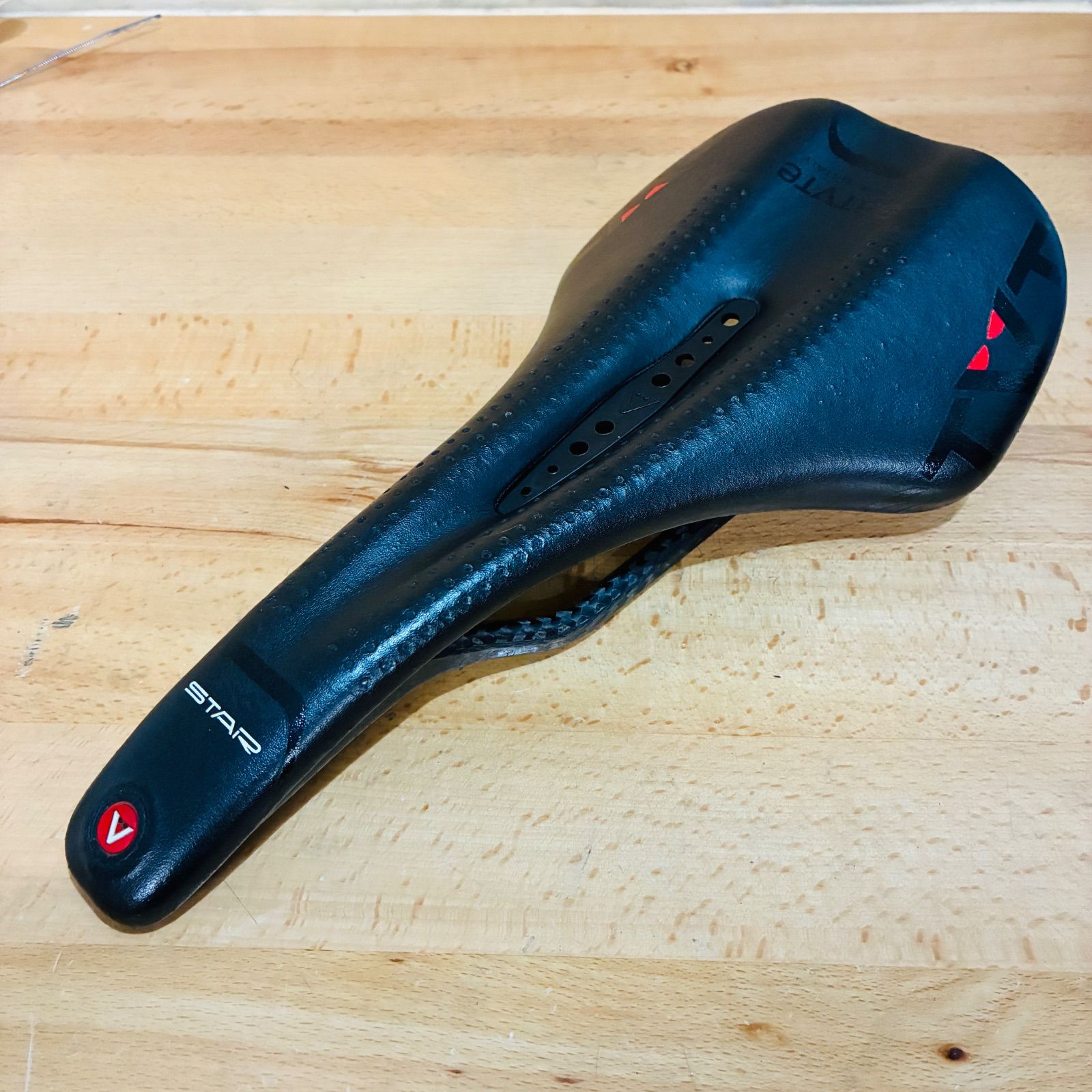 ASTUTE STARLITE VT アスチュート スターライトVT サドル カーボンレール 黒×黒 ハンドメイド ITALY ロード CARBONIO