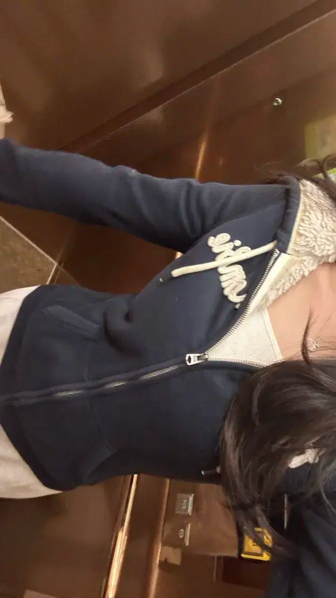 必須アイテム アバクロンビー タイトフィット 起毛 ファー裏地 ウルフ調 WHO ジップアップ フーディー ネイビー s