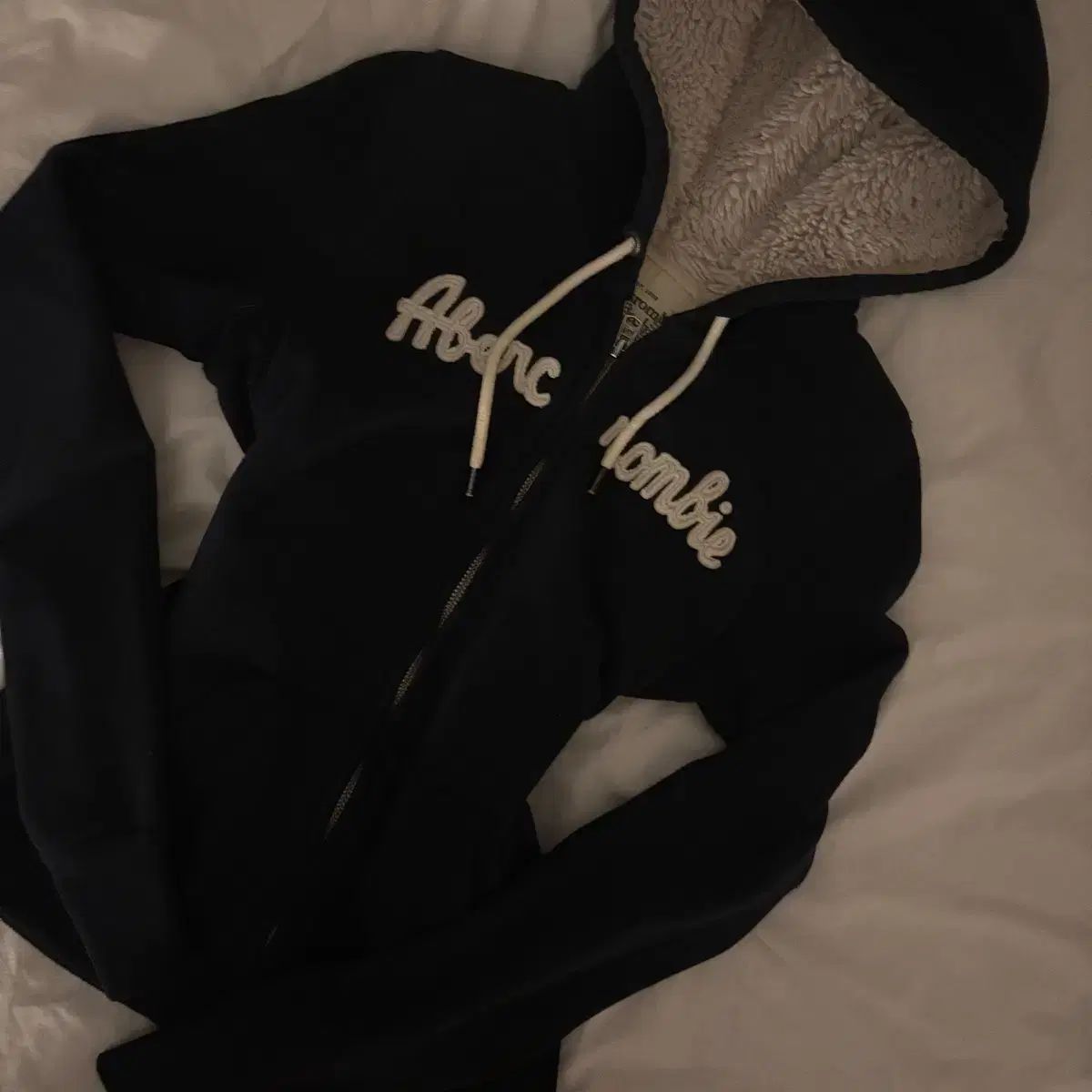 必須アイテム アバクロンビー タイトフィット 起毛 ファー裏地 ウルフ調 WHO ジップアップ フーディー ネイビー s