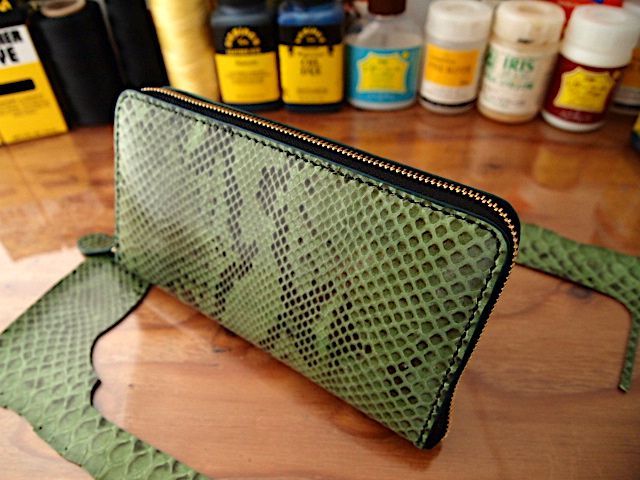 大容量グリーンパイソンを使ったカード ラウンドファスナー長財布