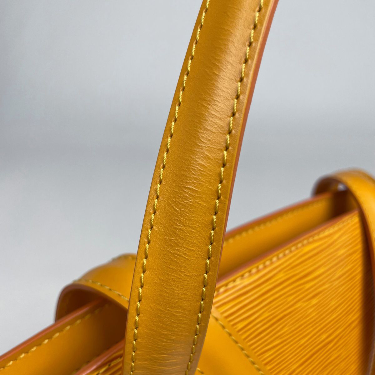 タッシリイエロー