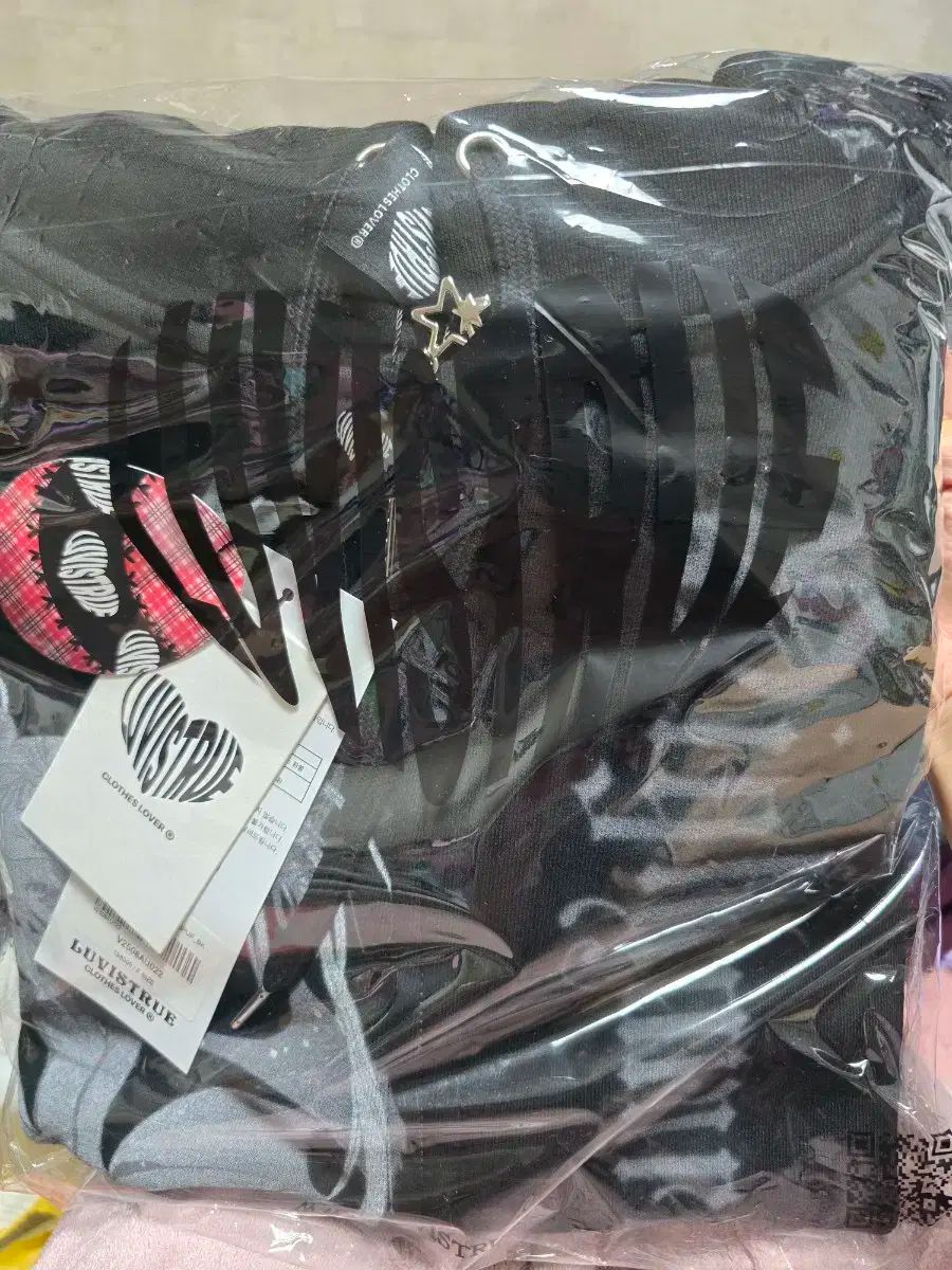 LOVE is LOVEトゥル キャラチェンジ フードジップアップ ブラック