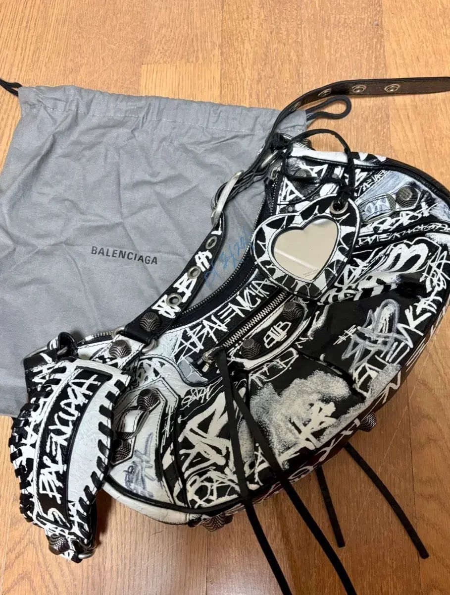 バレンシアガ ルカゴール スモール グラフィティ