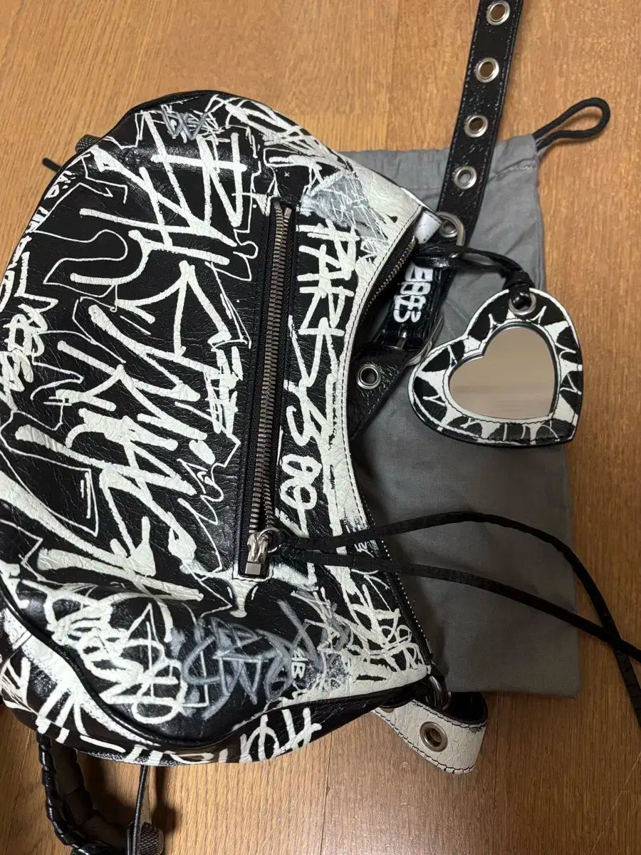 バレンシアガ ルカゴール スモール グラフィティ DECORATOM_COM_BR