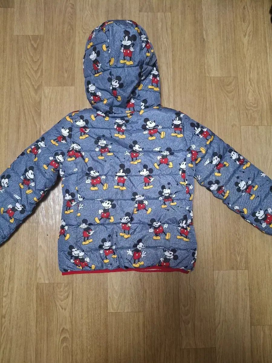 超激安価格で大放出！ GAPキッズ＆ディズニー ミッキーマウス 子供用 ダウン アウター 6-7歳 120 size