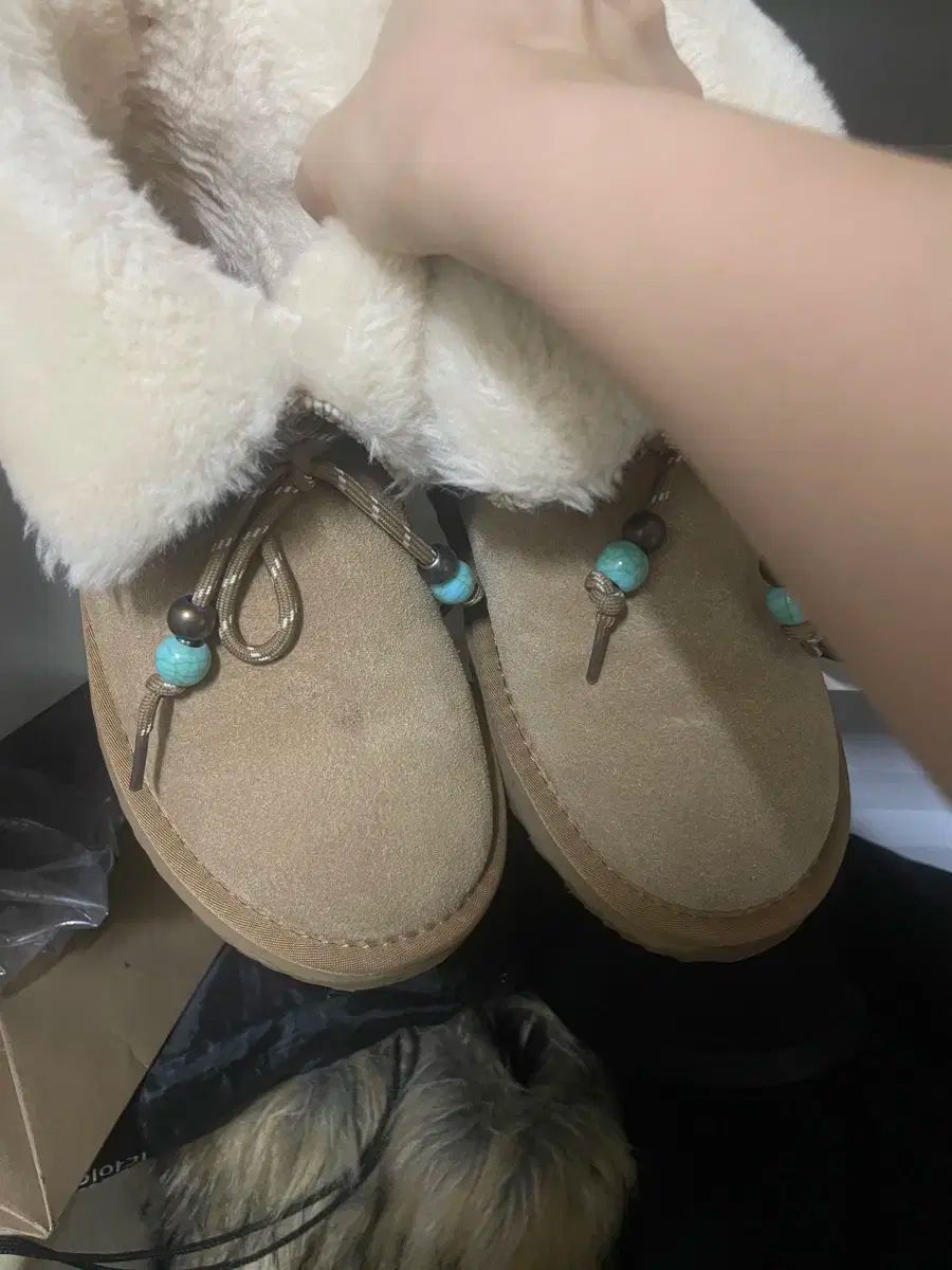 フィジカル エデュケーション デパートメント ファイブ アグ ブーツ ビーズ ツーウェイ