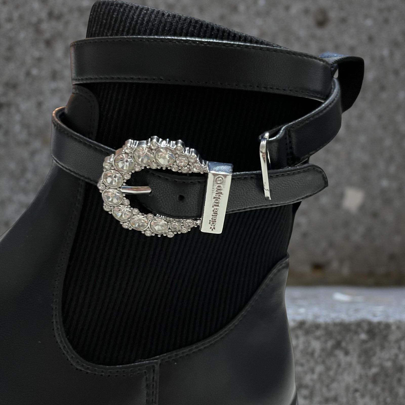  diana プラスダイアナ クリスタルバックル 撥水ショートブーツ ブラック 25.0 厚底 レザー 黒 防水 滑りにくい 美脚効果 サイドゴアブーツ ブーツ