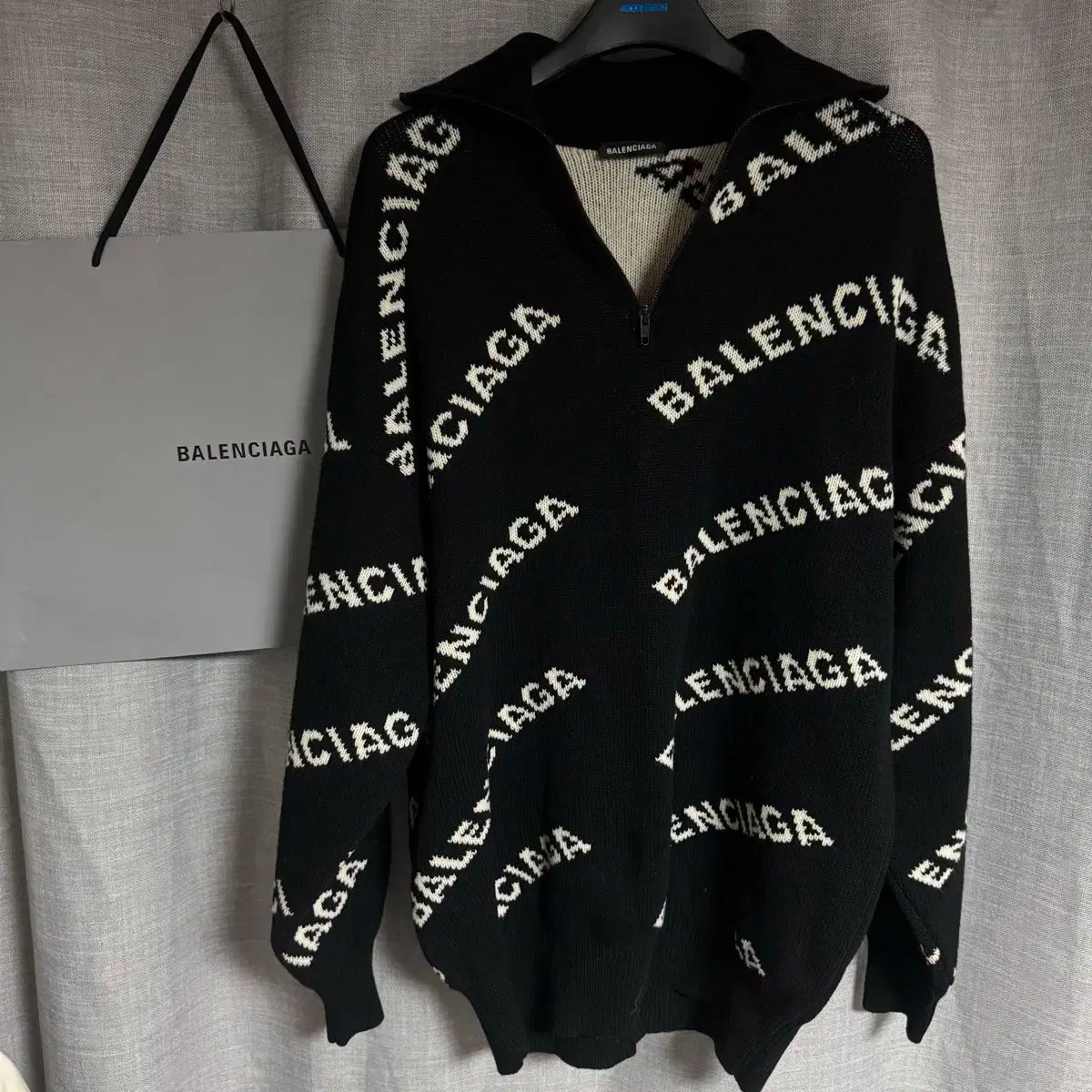 バレンシアガ マルチロゴ ニート ハーフジップ