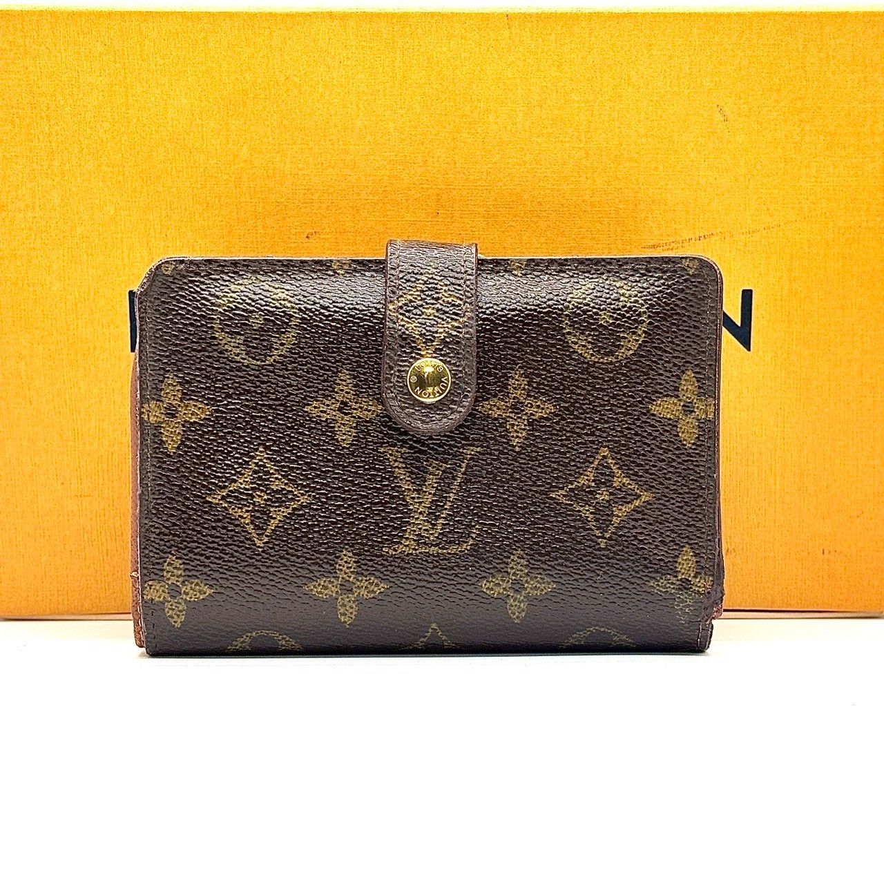 品格を宿す伝統のがま口 LOUIS VUITTON ルイヴィトン 二つ折り財布 モノグラム ポルトフォイユヴィエノワ スナップ式 がま口 ブラウン
