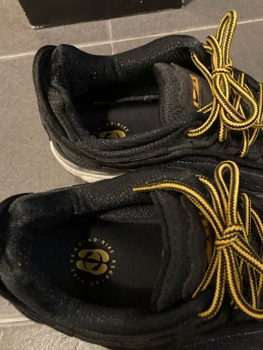 ナイキ acg エア スカーン ブラック ユニバーシティ GOLD 270