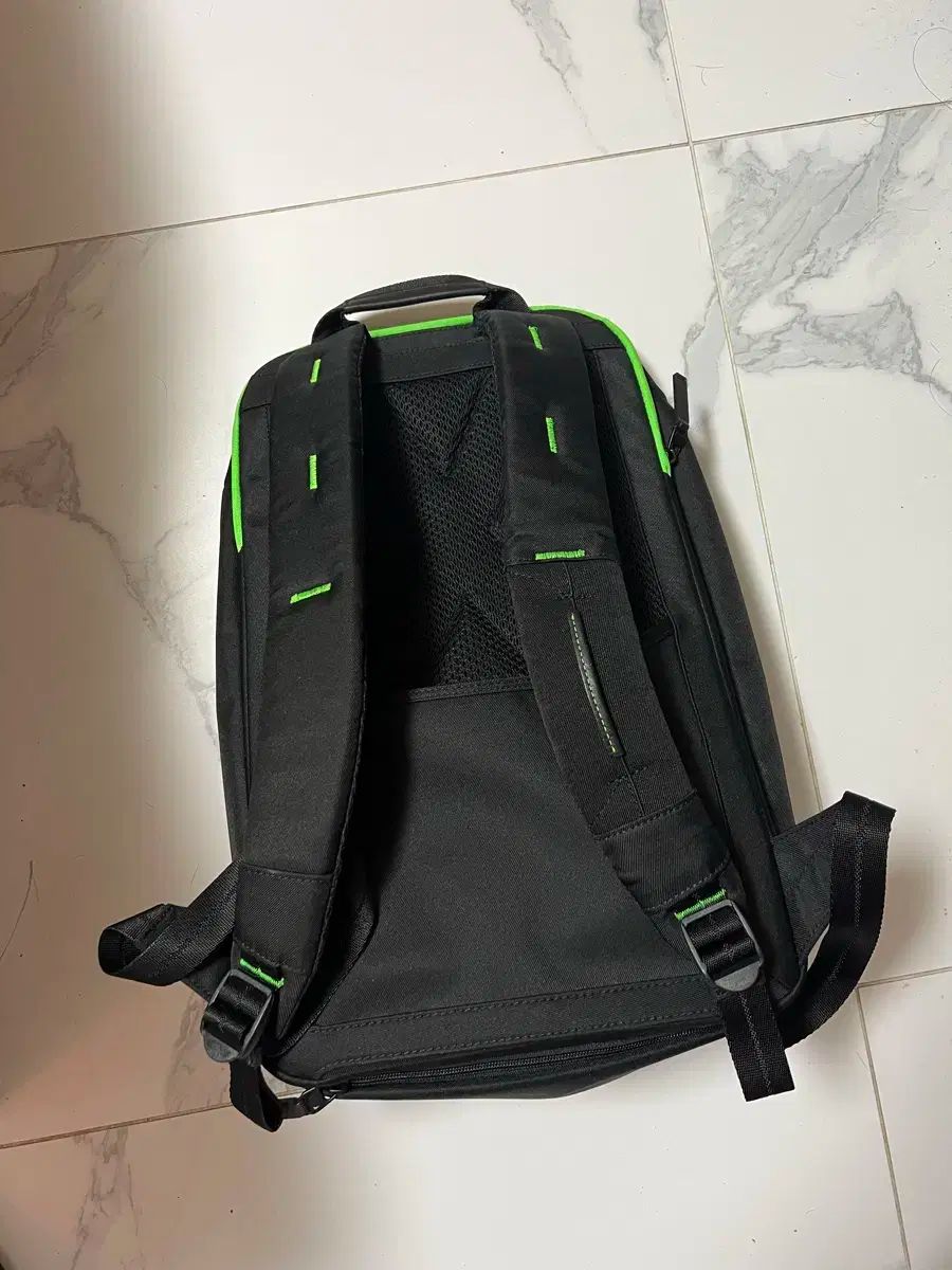 磨きのかかった TUMI Razer コラボ バックパック ブラック グリーン