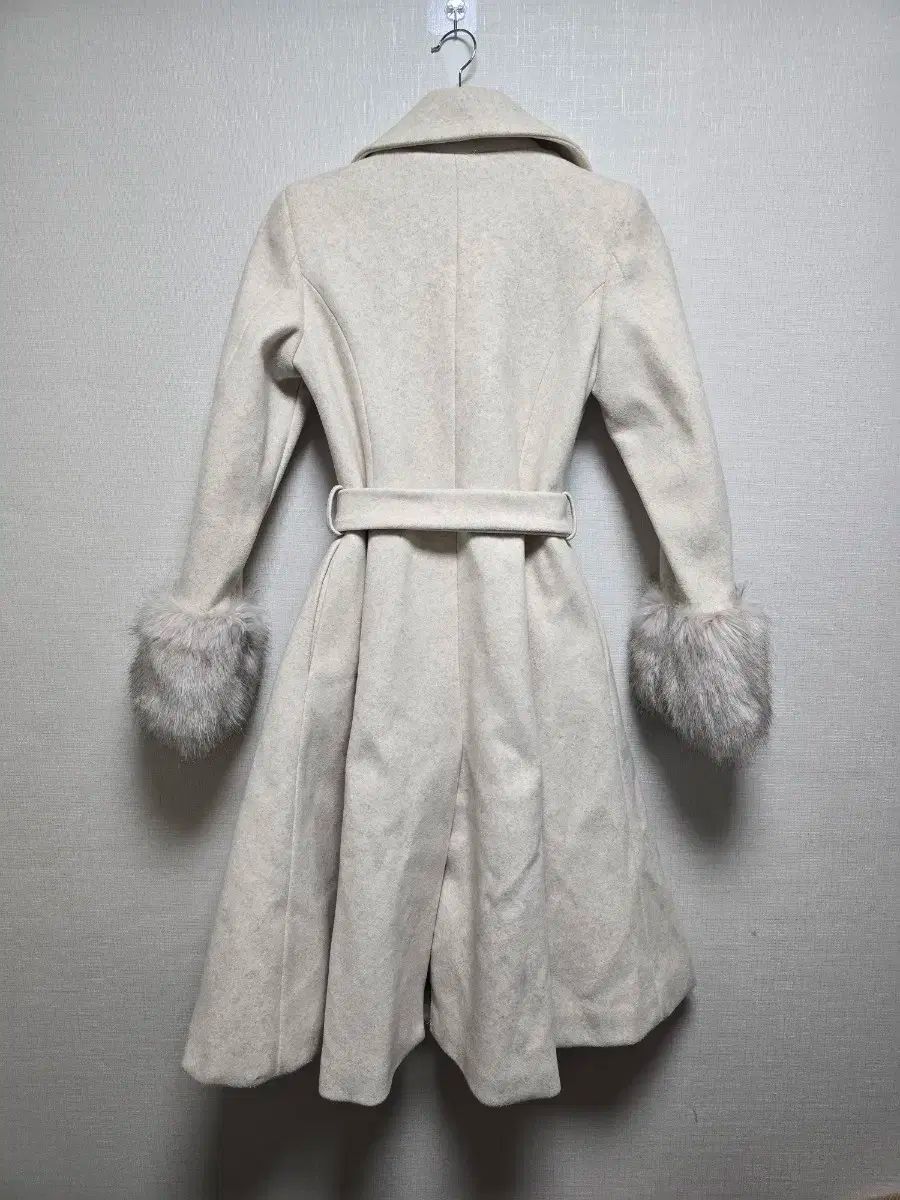 アイボリー ファー カフス ベルト付き コート