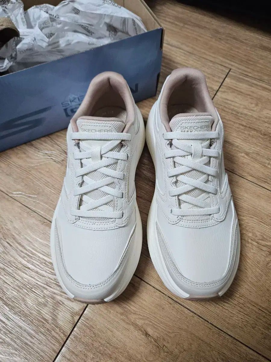 スケッチャーズ マックスクッショニング スニーカー 235