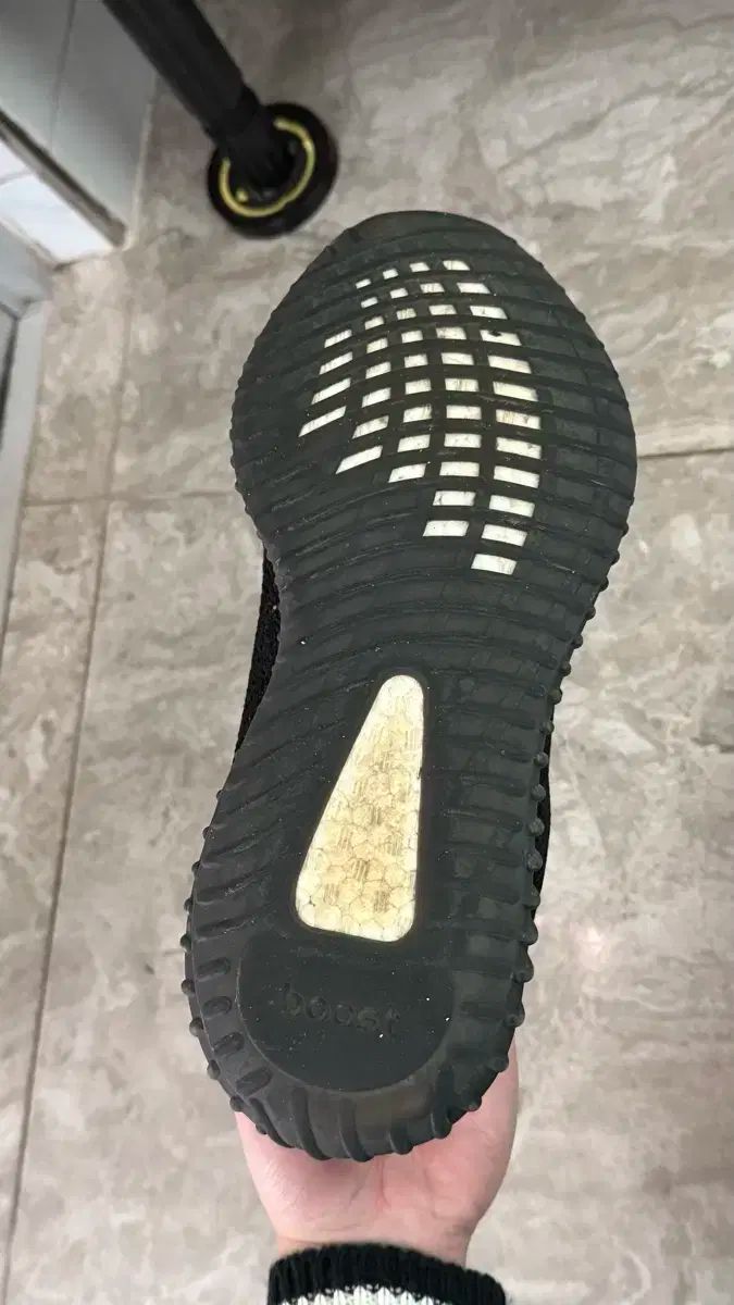  イージーブースト 350 v 2 27. スニーカー 靴