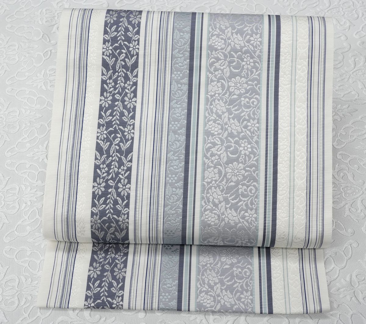 未仕立 博多帯 黒木織物 八寸 名古屋帯 小花更紗柄 白地グレー 仕立代込