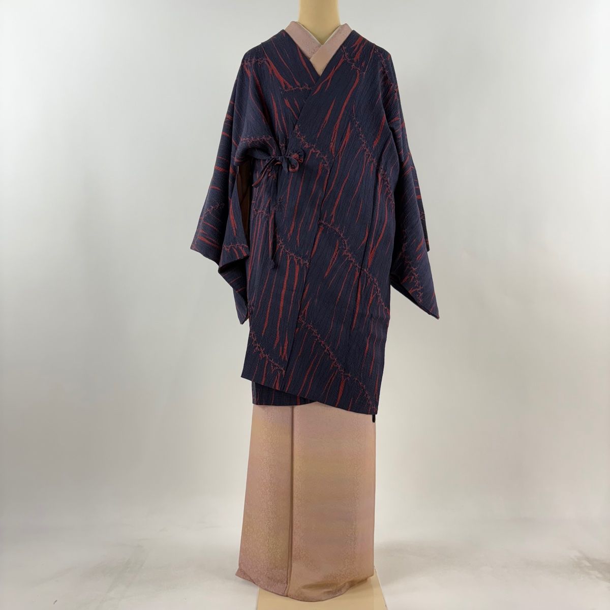 道中着 身丈97cm 裄丈65.5cm M 藤娘きぬたや 紬地 和装コート 幾何学模様 絞り 紺色 正絹