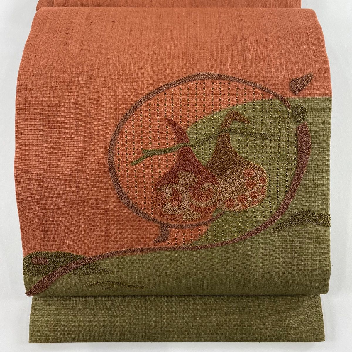 開き名古屋帯 秀品 紬地 生り物 葉 相良刺繍 赤茶 正絹