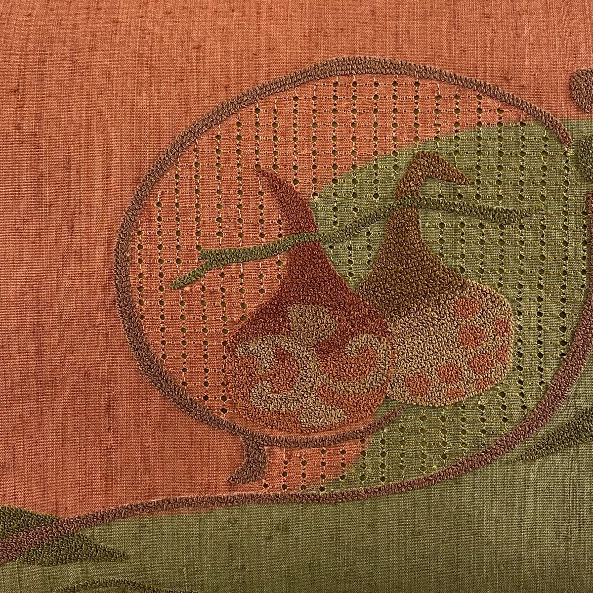 開き名古屋帯 秀品 紬地 生り物 葉 相良刺繍 赤茶 正絹