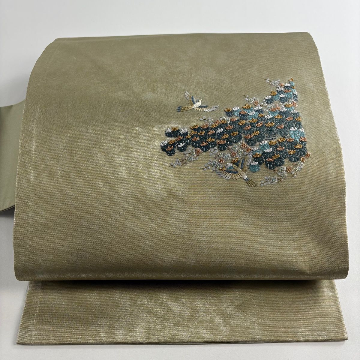 名古屋帯 秀品 鳥 枝花 刺繍 箔 鶯色 正絹