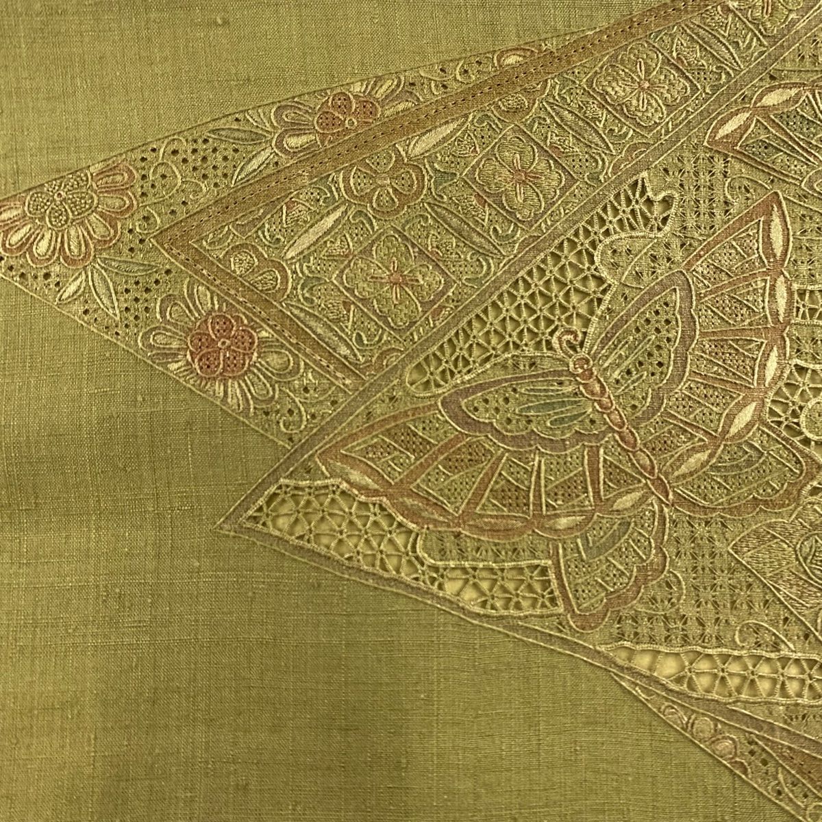 名古屋帯 秀品 紬地 蝶 草花 刺繍 金彩 鶯色 正絹