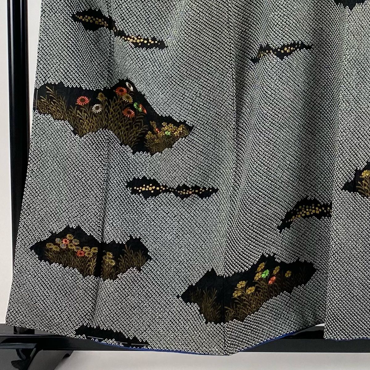 付下げ 身丈157cm 裄丈64cm M 袷 菊 箔散らし 絞り 金彩 黒灰 正絹