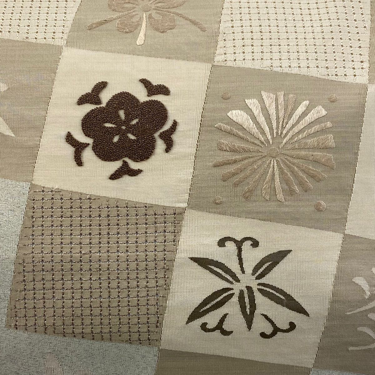 袋帯 松竹梅 変わり市松 刺繍 箔 ベージュ お太鼓柄 正絹