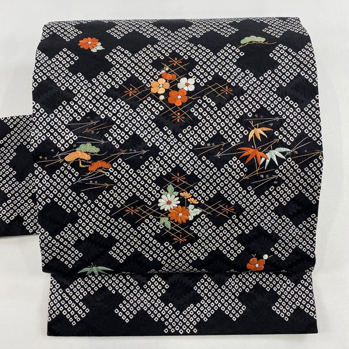 名古屋帯 秀品 松竹梅 菊 刺繍 金銀糸 黒 正絹