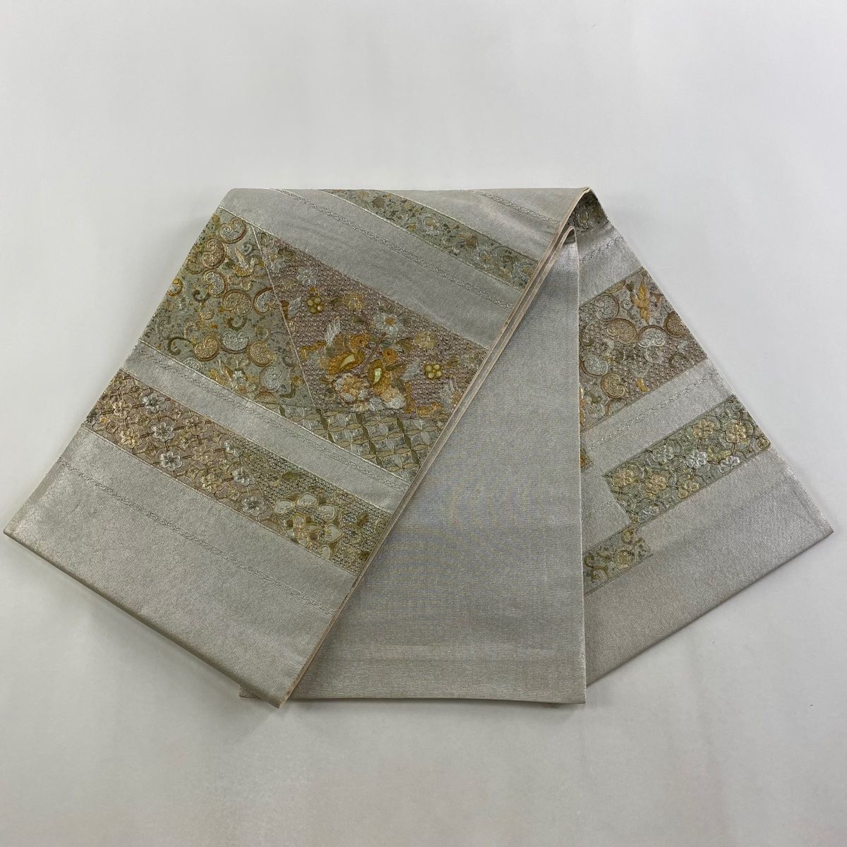 袋帯 秀品 向かい鳥 草花 螺鈿 金銀彩 灰色 お太鼓柄 正絹 【中古