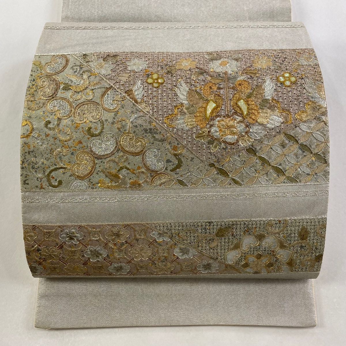 A17 未使用　美品　袋帯　螺鈿　四季花　鳥　金銀彩 灰白 お太鼓正絹 袋帯 秀品 向かい鳥 草花 螺鈿 金銀彩 灰色 お太鼓柄 正絹 【中古
