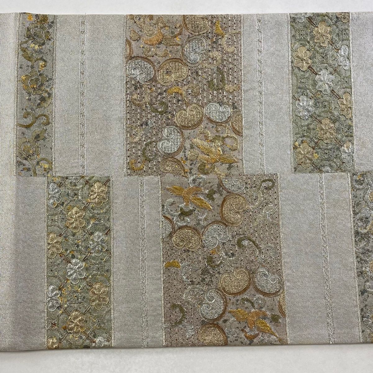 袋帯 秀品 向かい鳥 草花 螺鈿 金銀彩 灰色 お太鼓柄 正絹 【中古