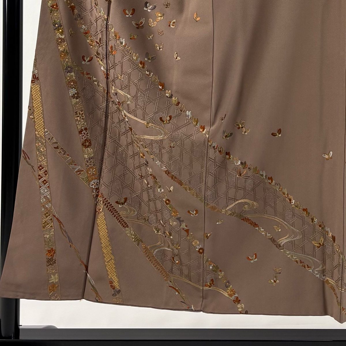 訪問着 身丈152cm 裄丈62cm S 袷 蝶 草花 刺繍 金糸 薄茶色 正絹