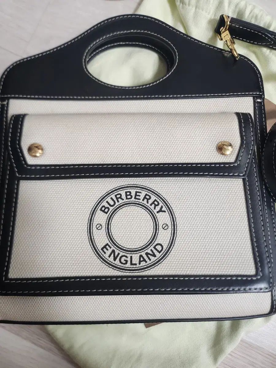 バーバリー ポケットバッグ
