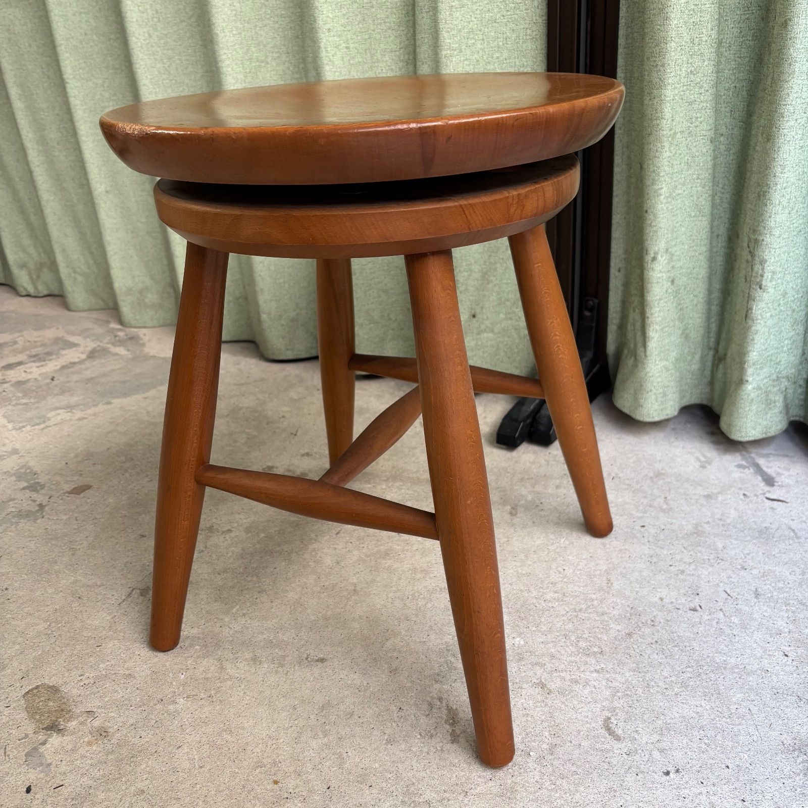 2脚セット アンティーク 角 スツール 椅子 植物台 昭和レトロ y72 2脚セット アンティーク 角 スツール 椅子 植物台 昭和レトロ y72