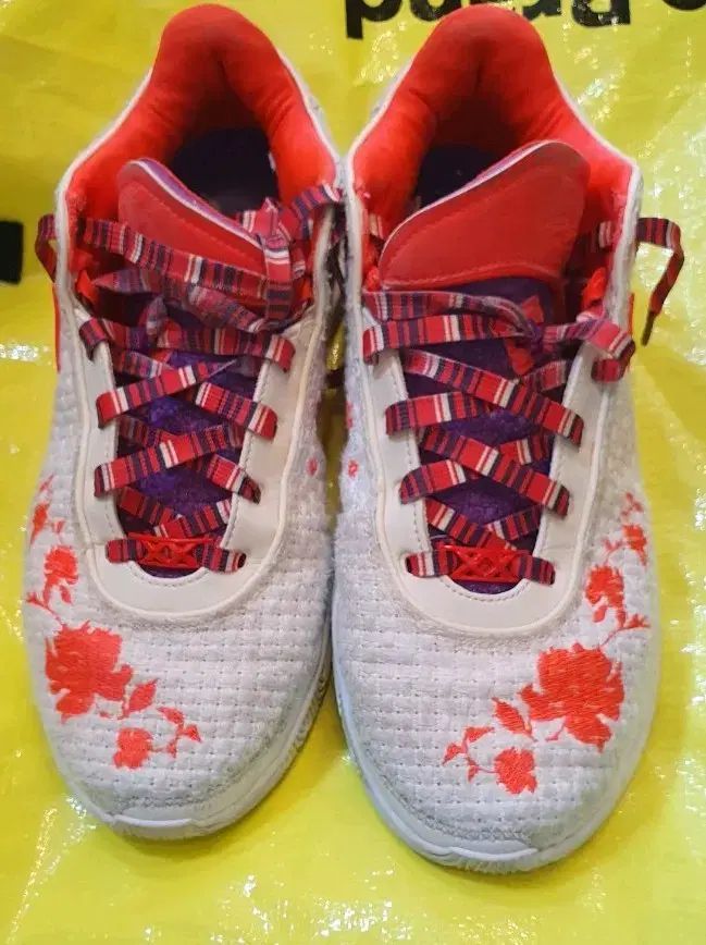 ナイキ フラワー パータン スニーカー 白 レッド 280