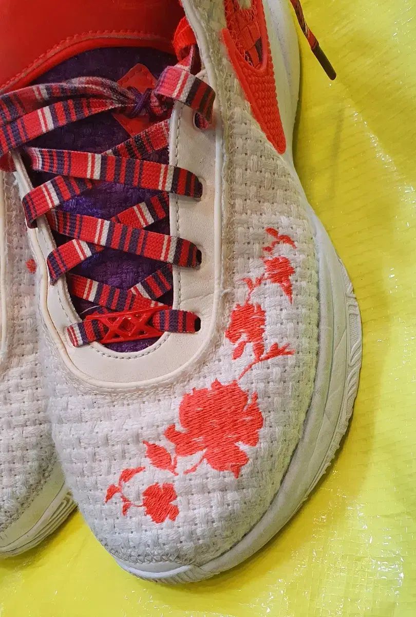 ナイキ フラワー パータン スニーカー 白 レッド 280