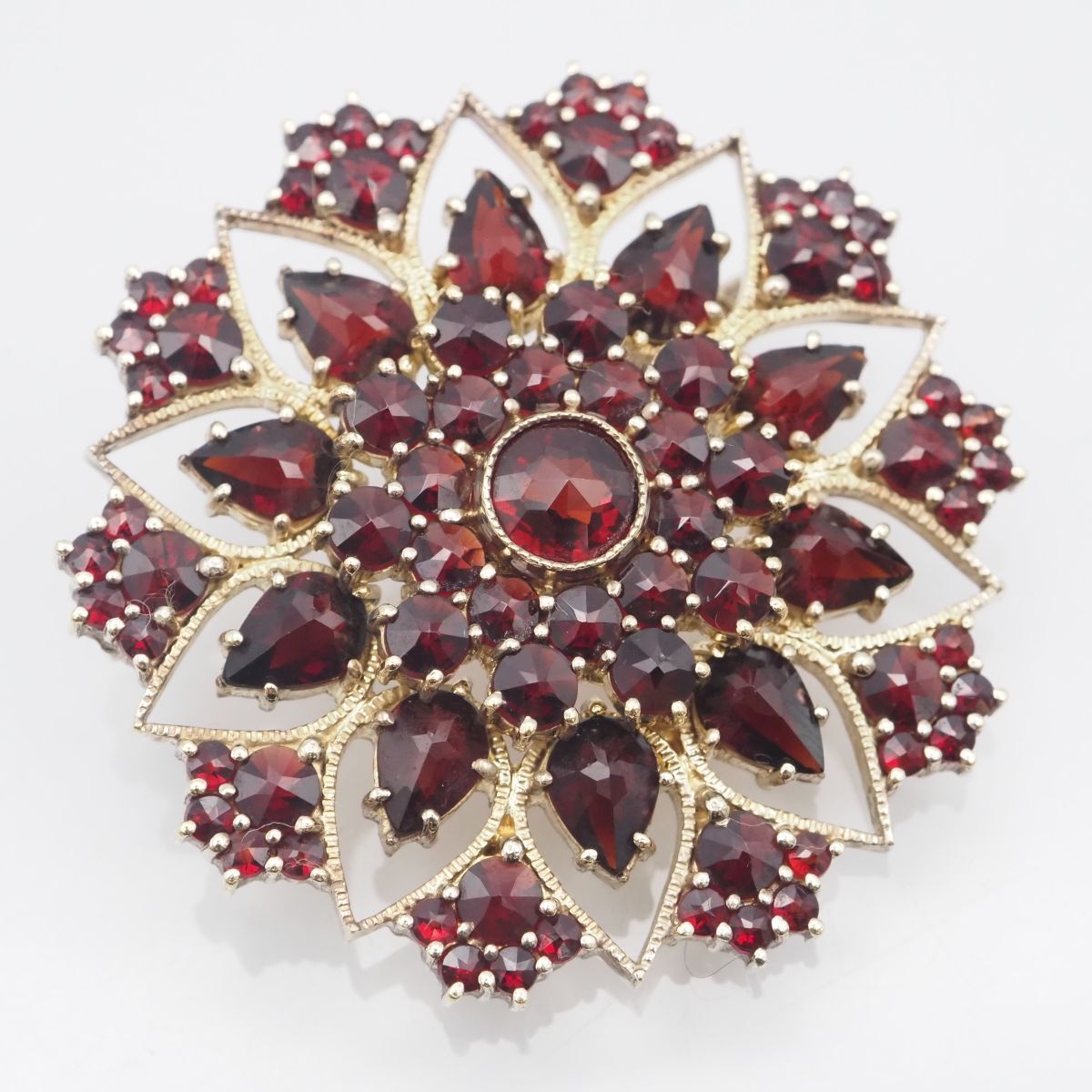 H485 ガーネット 900刻印 ブローチ フラワー ゴールド デザイン シルバー 1月誕生石