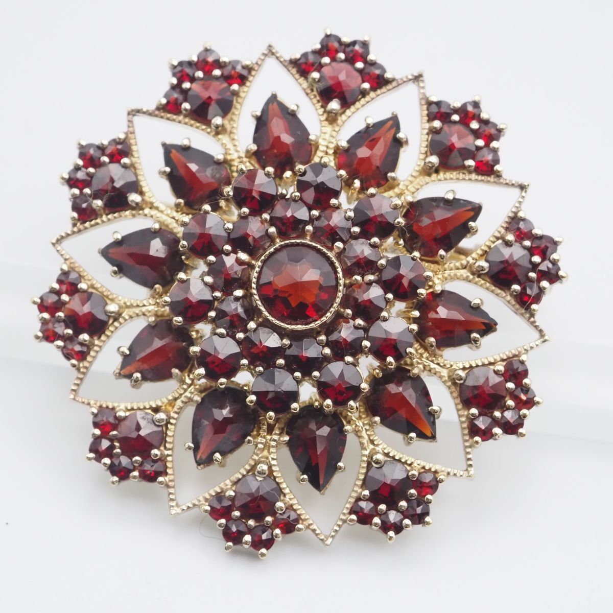 H485 ガーネット 900刻印 ブローチ フラワー ゴールド デザイン シルバー 1月誕生石