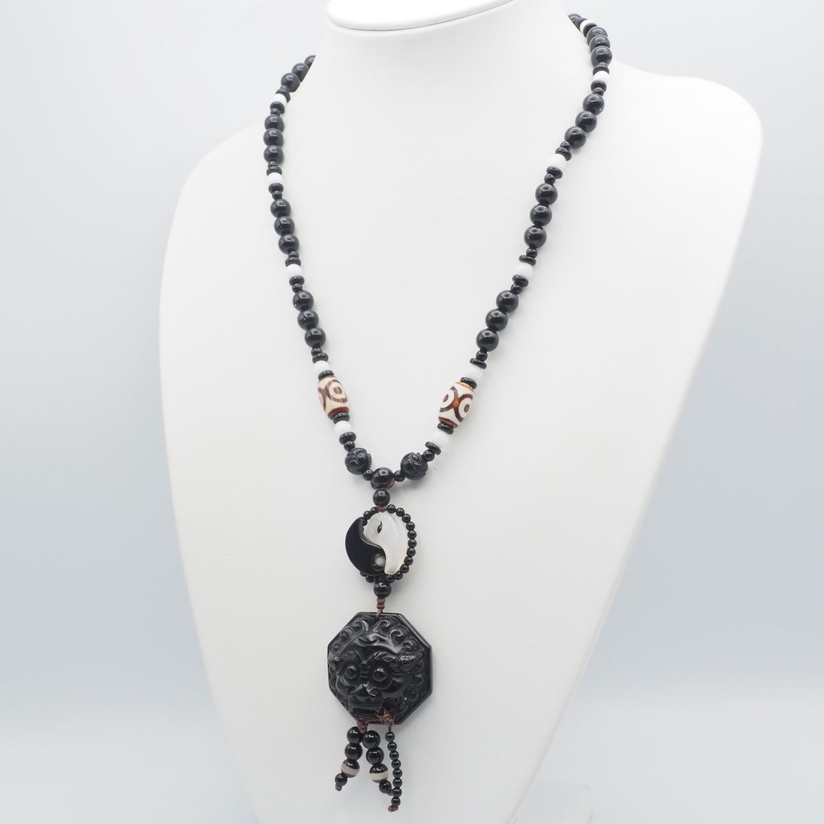 H509 オニキス ホワイトストーン ネックレス 陰陽太 図 勾玉 獅子彫刻 紐 デザイン アンティーク