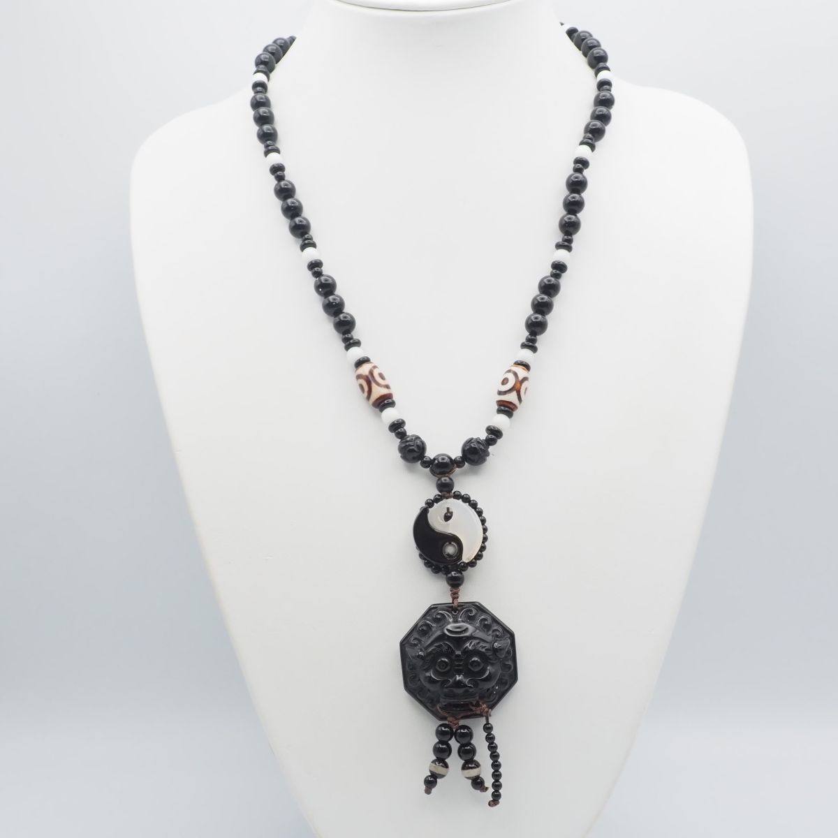 H509 オニキス ホワイトストーン ネックレス 陰陽太 図 勾玉 獅子彫刻 紐 デザイン アンティーク