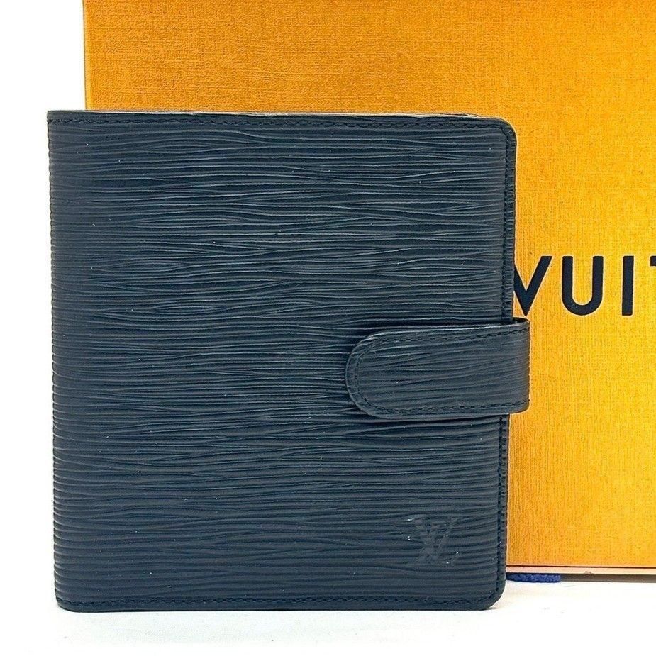 静寂に宿る 黒の品格 LOUIS VUITTON ルイヴィトン 二つ折り財布 エピ ポルトビエコンパクト スナップベルト コインケース メンズ ブラック