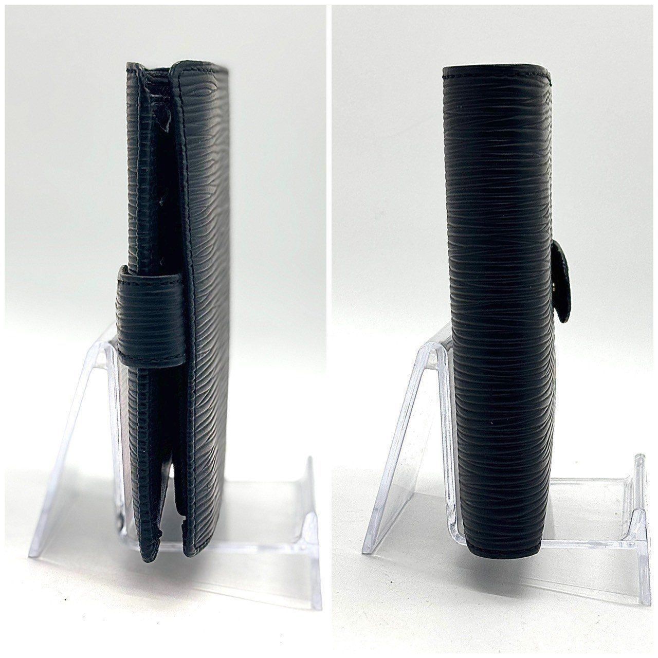 静寂に宿る 黒の品格 LOUIS VUITTON ルイヴィトン 二つ折り財布 エピ ポルトビエコンパクト スナップベルト コインケース メンズ ブラック