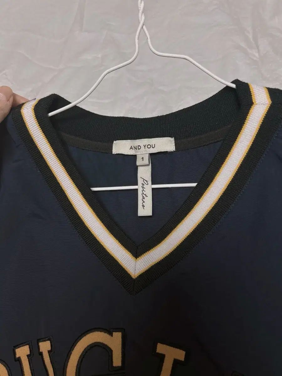  アン ユジン AN YUJIN 服 アンドユー プーさん コメントリア LIA Vネック プルオーバー ウィンター ブレーカー ネイビー トレーナー スウェット トップス