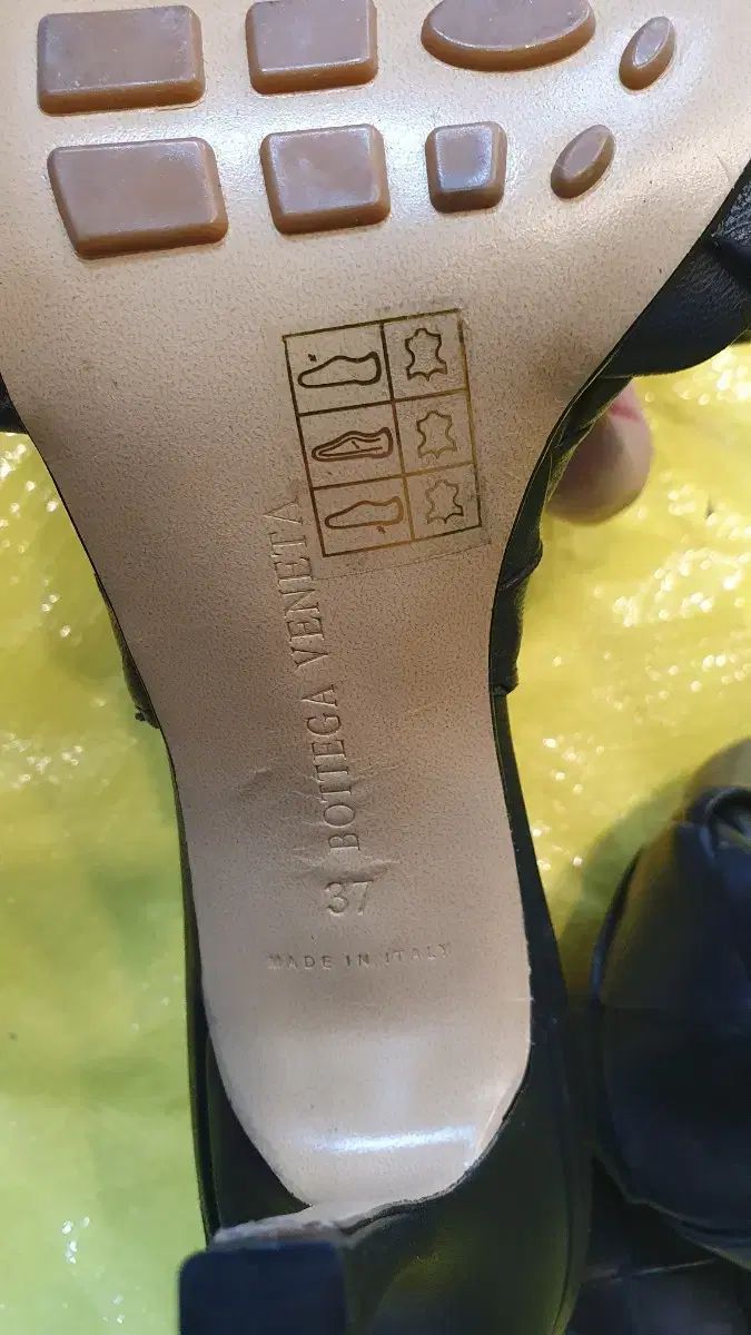 ヒールサンダル