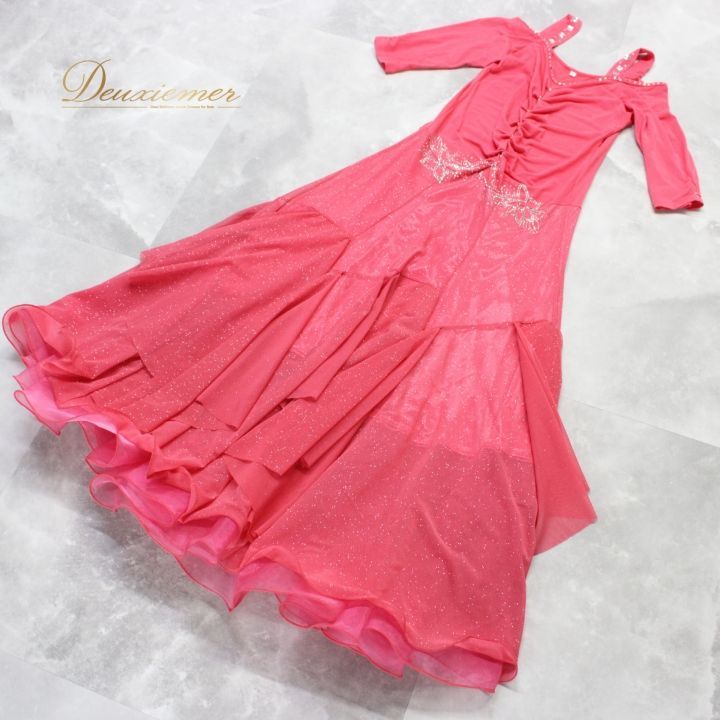 1万円以上送料無料。 社交ダンス 衣装 ドレス ワンピース パーティ衣装 女性用 レディース オールシーズン ラインストーン ビジュー ピンク系 長袖 派手 鮮やか シルエット ふんわり 広がり 二重スカート 光 ラインストーン おしゃれ 発表会 ダンスシューズ