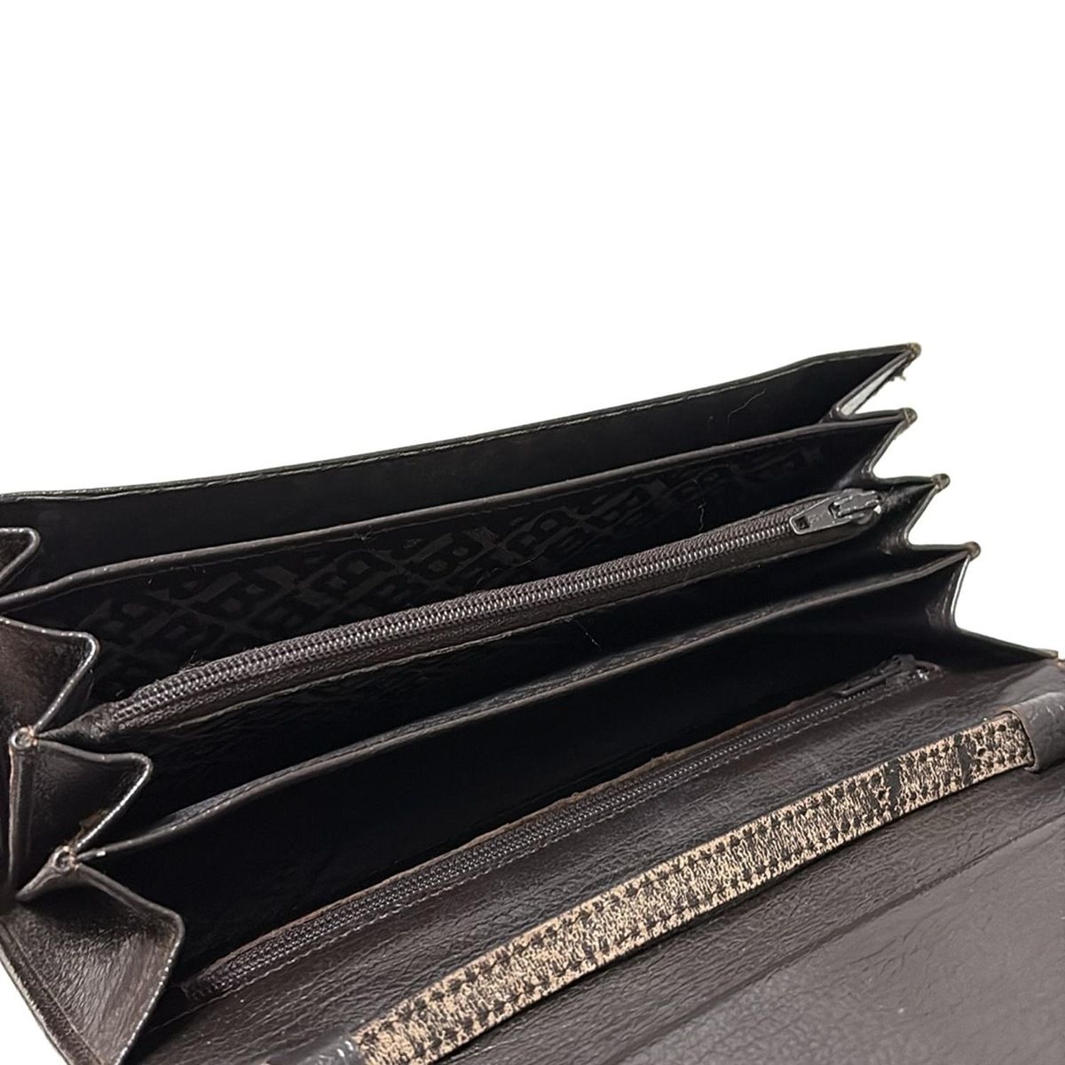 ダークブラウン