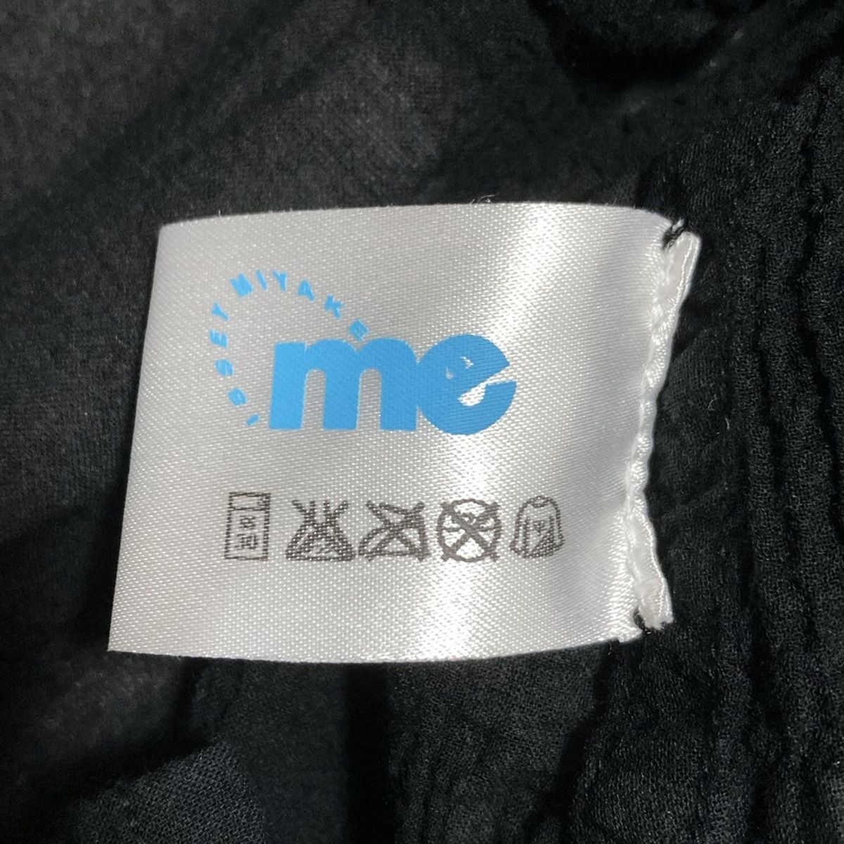  me ISSEY MIYAKE ミー イッセイミヤケ ノースリーブカットソー レディース - 黒×ダークグレー クルーネック シワ加工 花柄 ドット柄 ノースリーブ Tシャツ カットソー